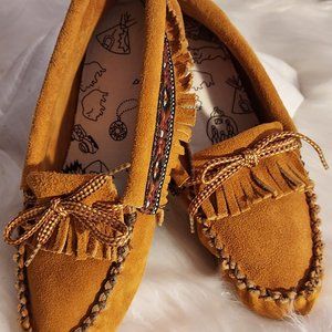 Kids Moccasins from Canada: no size but measures 8.75" heel to toe: Size  3.5/4